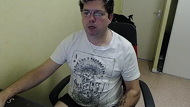 Snapshot of blueandwhite1 chatting on 01-08-25, 08:27 blueandwhite1 online show from 01-08-25, 08:27