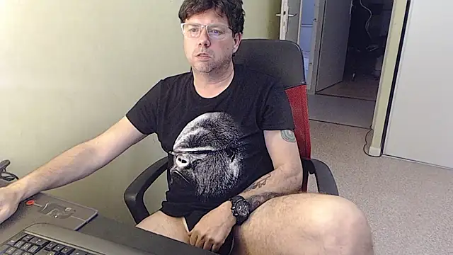 blueandwhite1 online show from 03-06-26, 04:13