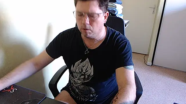 Snapshot of blueandwhite1 chatting on 02-05-25, 03:31 blueandwhite1 online show from 02-05-25, 03:31