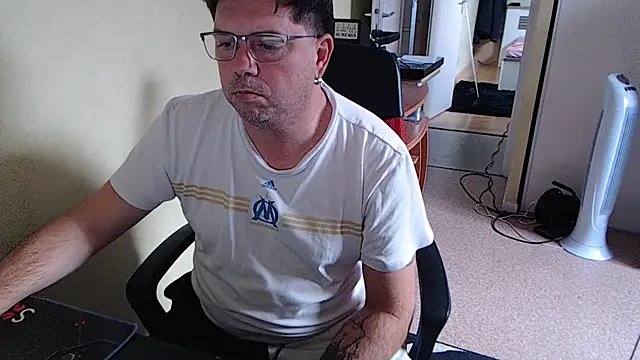 Snapshot of blueandwhite1 chatting on 11-06-25, 04:00 blueandwhite1 online show from 11-06-25, 04:00