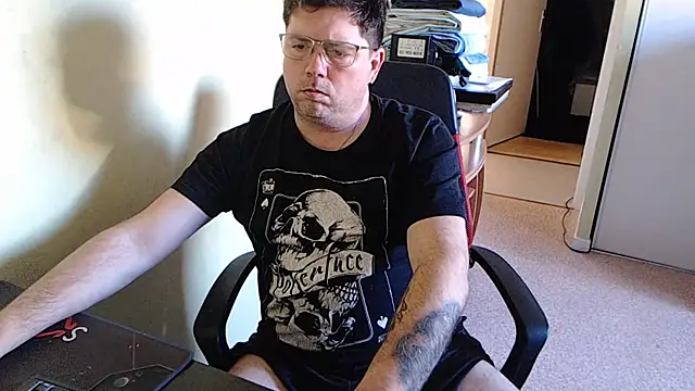 Snapshot of blueandwhite1 chatting on 02-04-25, 03:57 blueandwhite1 online show from 02-04-25, 03:57