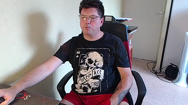 Snapshot of blueandwhite1 chatting on 10-04-25, 07:54 blueandwhite1 online show from 10-04-25, 07:54