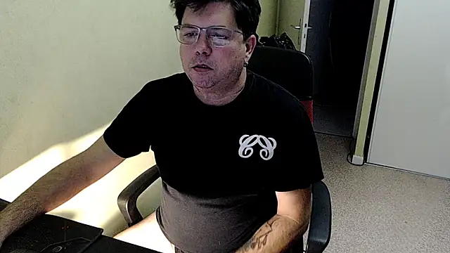 Snapshot of blueandwhite1 chatting on 12-03-25, 08:36 blueandwhite1 online show from 12-03-25, 08:36