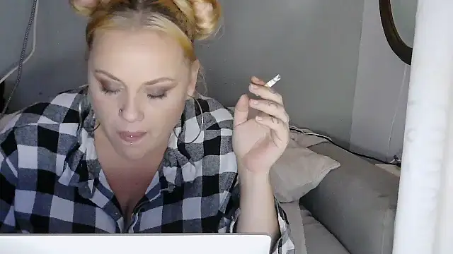 Snapshot of sweetsinzz chatting on 10-25-25, 02:33 sweetsinzz online show from 10-25-25, 02:33