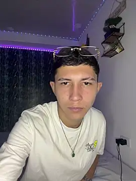 Snapshot of Alejandro_BigCock22 chatting on 09-23-25, 03:35 Alejandro BigCock22 online show from 09-23-25, 03:35