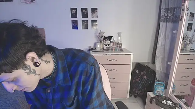 Snapshot of 2cyboy_ chatting on 10-15-25, 08:39 2cyboy online show from 10-15-25, 08:39