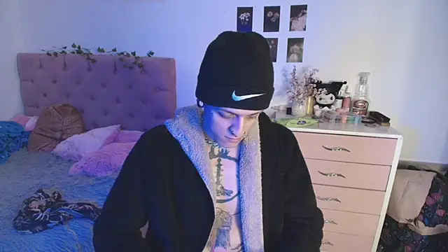 Snapshot of 2cyboy_ chatting on 10-11-25, 09:38 2cyboy online show from 10-11-25, 09:38