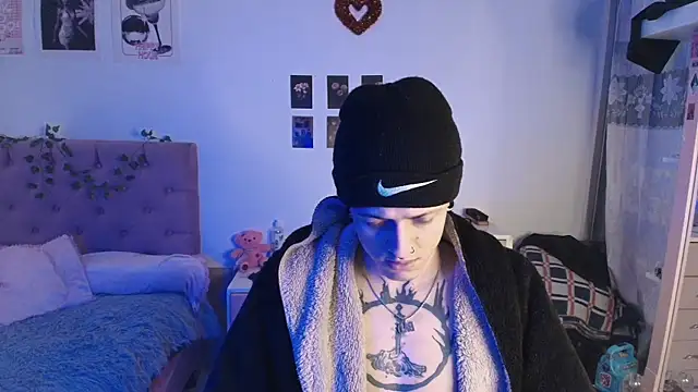 Snapshot of 2cyboy_ chatting on 10-06-25, 08:20 2cyboy online show from 10-06-25, 08:20