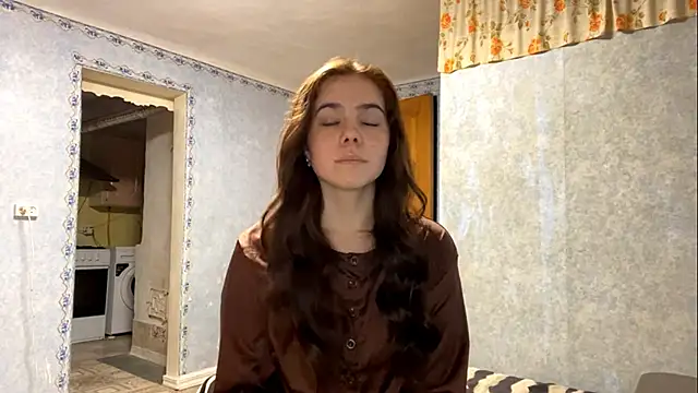 Lia rise online show from 09-18-25, 04:10