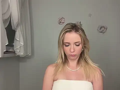 Snapshot of ClaudiaAmore chatting on 09-08-25, 08:19 ClaudiaAmore online show from 09-08-25, 08:19