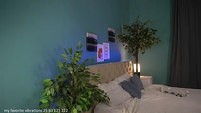 Lisafoxy  online show from 06-25-26, 12:30