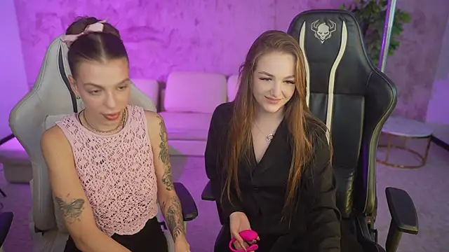 Snapshot of Ella_054 chatting on 10-28-25, 03:55 Ella 054 online show from 10-28-25, 03:55