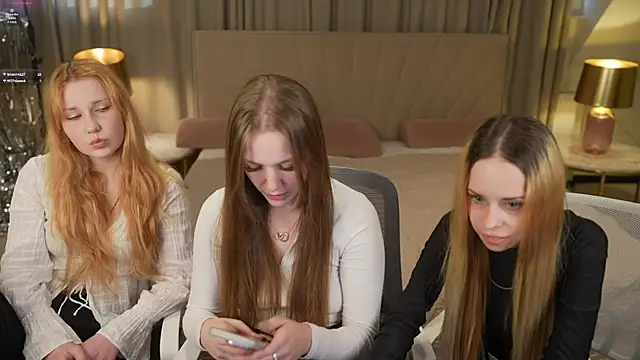 Snapshot of Ella_054 chatting on 10-13-25, 02:29 Ella 054 online show from 10-13-25, 02:29