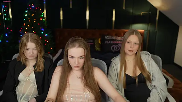 Ella 054 online show from 12-17-25, 03:39