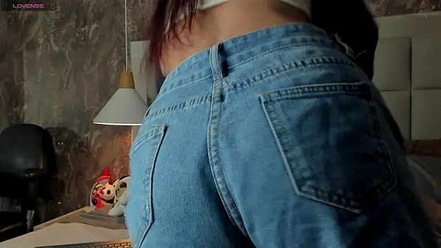 yiyisandoval online show from 04-08-26, 08:43