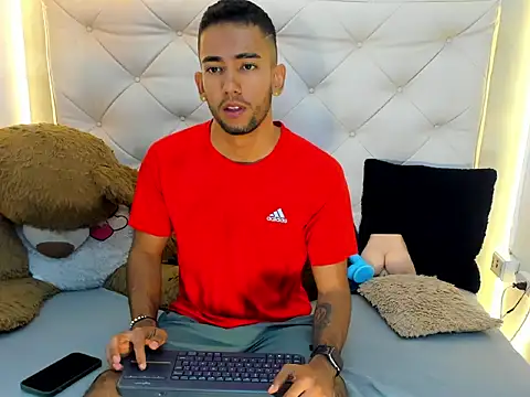 MaicolParker  online show from 04-08-26, 01:23