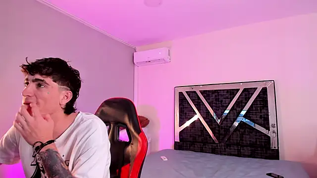 Handsomeboyss19 online show from 02-21-26, 04:03