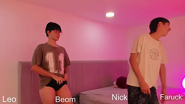 Snapshot of Handsomeboyss19 chatting on 09-12-25, 10:42 Handsomeboyss19 online show from 09-12-25, 10:42