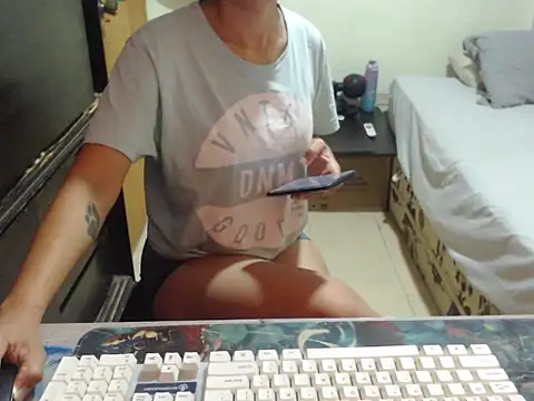 Snapshot of kiss_mm chatting on 10-24-25, 03:22 kiss mm online show from 10-24-25, 03:22