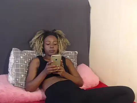 Snapshot of Hotgirl87 chatting on 10-04-25, 11:12 Hotgirl87 online show from 10-04-25, 11:12