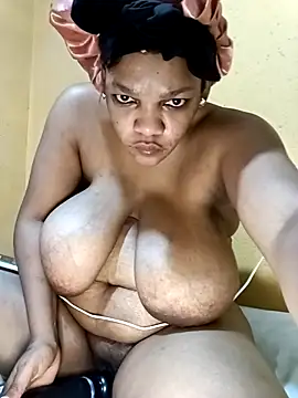 Snapshot of HappygalTheQueen chatting on 12-18-25, 07:46 HappygalTheQueen online show from 12-18-25, 07:46