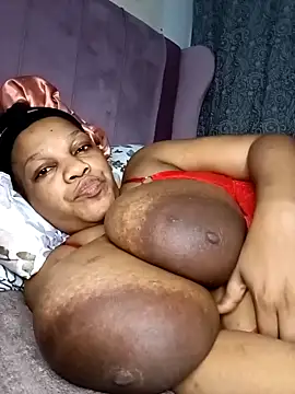 Snapshot of HappygalTheQueen chatting on 02-15-26, 12:33 HappygalTheQueen online show from 02-15-26, 12:33