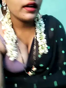 Snapshot of Shneeha_le chatting on 09-19-25, 09:13 Shneeha le online show from 09-19-25, 09:13