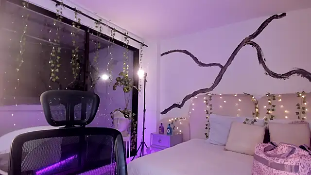 SarahCastro1  online show from 10-12-25, 04:14