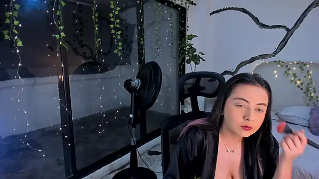 SarahCastro1  online show from 11-19-25, 05:29