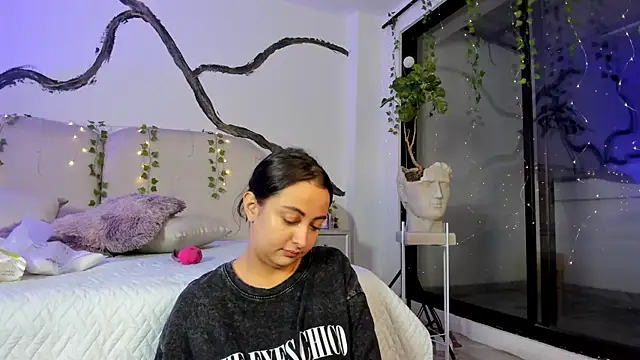 SarahCastro1  online show from 10-06-25, 02:02