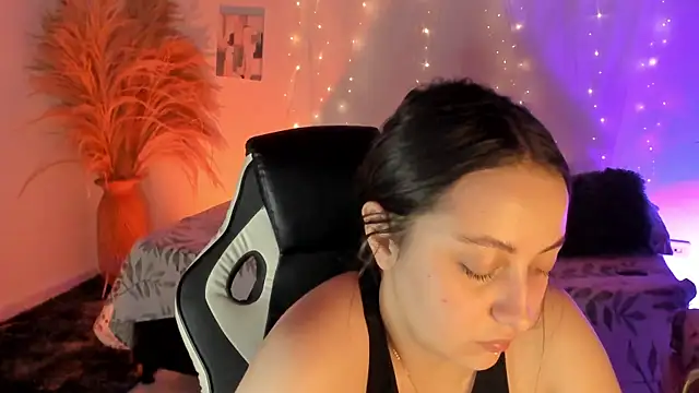 Snapshot of SarahCastro1_ chatting on 05-11-26, 01:51 SarahCastro1 online show from 05-11-26, 01:51