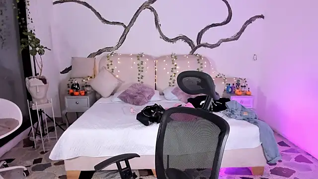 SarahCastro1  online show from 10-24-25, 05:28