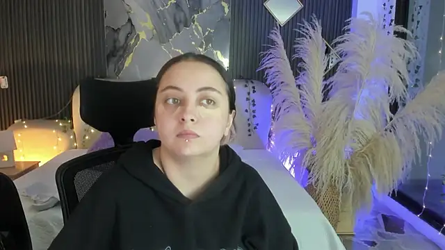 SarahCastro1  online show from 02-16-26, 04:00