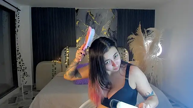 SarahCastro1  online show from 12-23-25, 04:23