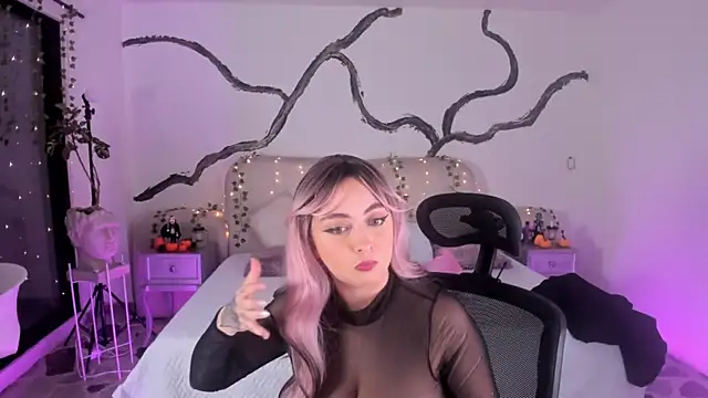 SarahCastro1  online show from 10-23-25, 05:06