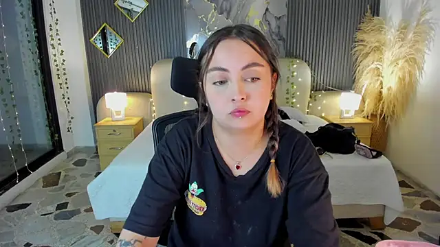 SarahCastro1  online show from 02-17-26, 04:21