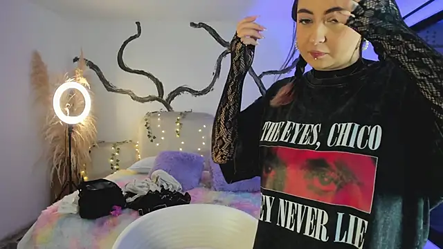 SarahCastro1  online show from 12-19-25, 05:10