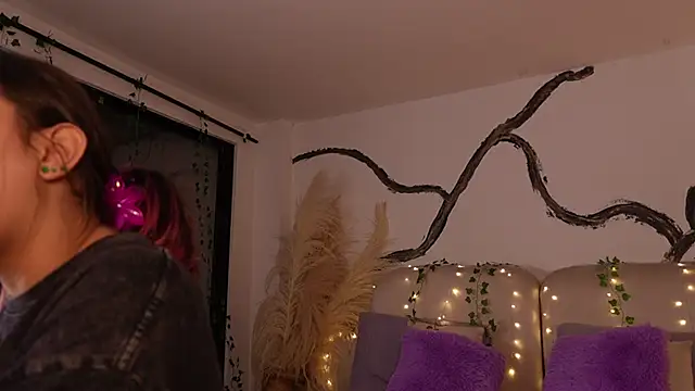 SarahCastro1  online show from 12-15-25, 03:34