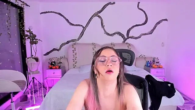 SarahCastro1  online show from 10-25-25, 05:17