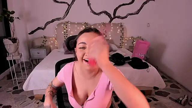 SarahCastro1  online show from 09-17-25, 04:47