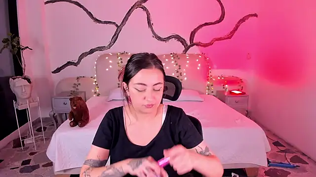 SarahCastro1  online show from 09-18-25, 04:26