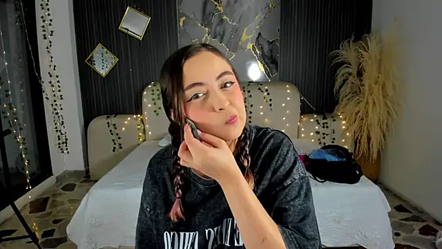 SarahCastro1  online show from 01-08-26, 04:07