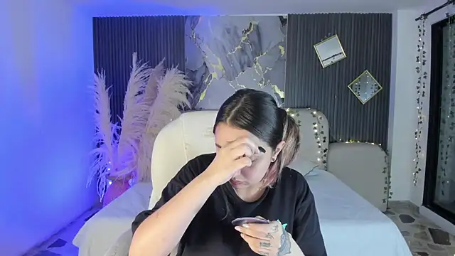 SarahCastro1  online show from 01-10-26, 04:19