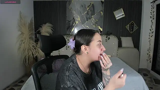 SarahCastro1  online show from 01-11-26, 03:24