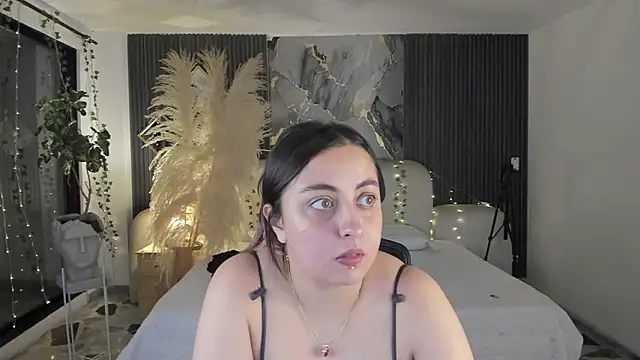 SarahCastro1  online show from 03-06-26, 03:56