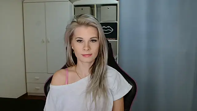 Snapshot of KristineGlow chatting on 03-26-26, 07:17 KristineGlow online show from 03-26-26, 07:17