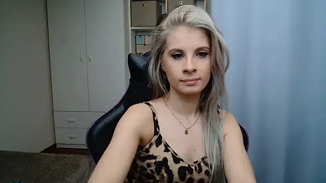Snapshot of KristineGlow chatting on 05-26-26, 06:33 KristineGlow online show from 05-26-26, 06:33