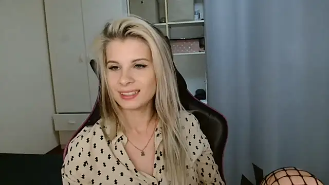 Snapshot of KristineGlow chatting on 05-09-26, 06:33 KristineGlow online show from 05-09-26, 06:33
