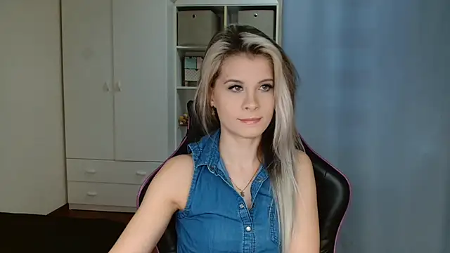 Snapshot of KristineGlow chatting on 03-19-26, 07:19 KristineGlow online show from 03-19-26, 07:19