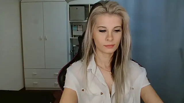 Snapshot of KristineGlow chatting on 03-31-26, 06:26 KristineGlow online show from 03-31-26, 06:26